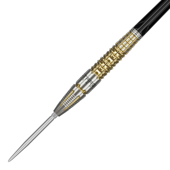 Target Black Marque Warrior Swiss Point Steel Darts Das Bild zeigt einen Target Black Marque Warrior Swiss Point Steeldart. Der Dart ist silber und goldfarben mit auffälligen Rillen und einem spitzen Metallende.