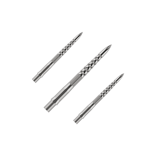 Auf dem Bild sind drei silberne Steeldartspitzen mit einem strukturierten Griff zu sehen. Sie sind in einem Set angeordnet und haben ein modernes, geriffeltes Design.