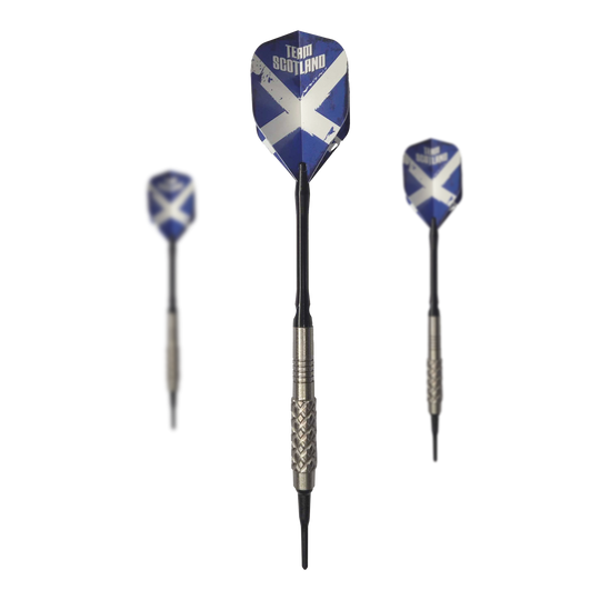 McDart 85 Tungsten V4 soft darts - 16g Das Bild zeigt drei Softdarts des Produkts "McDart 85er Tungsten V4" mit einem Gewicht von 16g. Die Flights sind blau mit einem weißen Kreuz und der Aufschrift "Team Scotland" gestaltet.