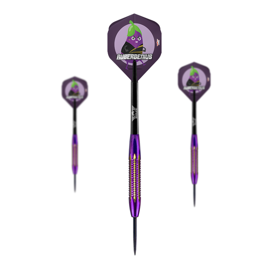 BullsNL Dirk Van Duijvenbode Shell Coated Brass Steeldarts - 21g Das Bild zeigt drei Steeldarts des Modells "BullsNL Dirk Van Duijvenbode Shell Coated Brass Steeldarts - 21g". Die Darts sind lila-gelb und haben Flights mit einem Cartoon-Auberginenmotiv und dem Schriftzug "AUBERGENIUS".