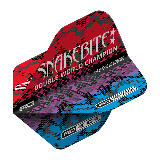 TF6843_Red_Dragon_Hardcore_Peter_Wright_Snakebite_Multi_Snakeskin_Red_Standard_Flights_2X9jcmJt33ytBr Das Bild zeigt Dart-Flights mit einem bunten Schlangenhaut-Muster in Rot, Lila und Blau. Auf den Flights steht „SNAKEBITE DOUBLE WORLD CHAMPION“ sowie weitere Markenbezeichnungen.