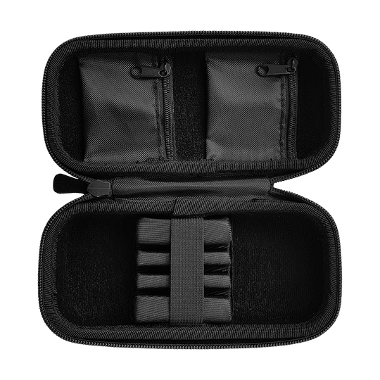 _Target_Takoma_Dartwallet_OPEN Das Bild zeigt das geöffnete Target Takoma Dartwallet in schwarzer Farbe. Im Inneren befinden sich Fächer mit Reißverschlüssen und elastische Halterungen für Dartzubehör.