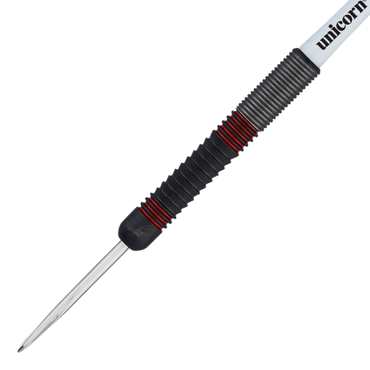 Unicorn The Machine James Wade 80% steel darts Auf dem Bild ist ein Steeldart der Marke Unicorn, Modell "The Machine James Wade 80%", zu sehen. Der Dart hat ein geriffeltes schwarzes Griffstück mit roten Akzenten und einer silbernen Spitze.