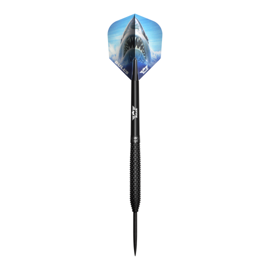 Bulls NL Shark Pro Black Steel Darts Das Bild zeigt einen schwarzen Steeldart mit rauer Griffoberfläche und einer spitzen Metallspitze. Auf dem Flight ist ein großes Hai-Motiv vor blauem Hintergrund zu sehen.