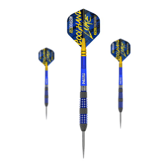 Red Dragon Luke Humphries TX2 Atomized Steel Darts Das Bild zeigt drei Steeldarts des Produkts "Red Dragon Luke Humphries TX2 Atomised". Die Pfeile sind überwiegend blau und gelb, mit der Aufschrift "COOLHAND LUKE" auf den Flights.