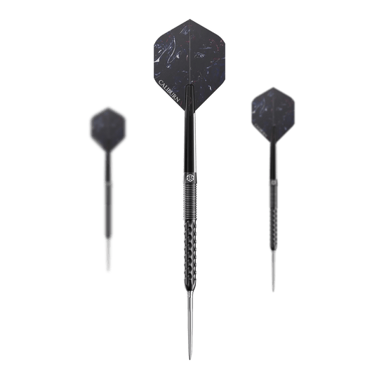 Caliburn Sword S1 steel darts Das Bild zeigt drei Steeldarts des Produkts "Caliburn Sword S1". Die Darts haben eine dunkle Farbe mit hexagonalen Flights und einem strukturierten Griff.