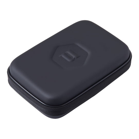 Dies ist ein schwarzes Dartcase namens "Unicorn Ultra 3UP Medium". Das Etui hat eine harte Außenhülle mit einem Reißverschluss und eingeprägtem Logo.