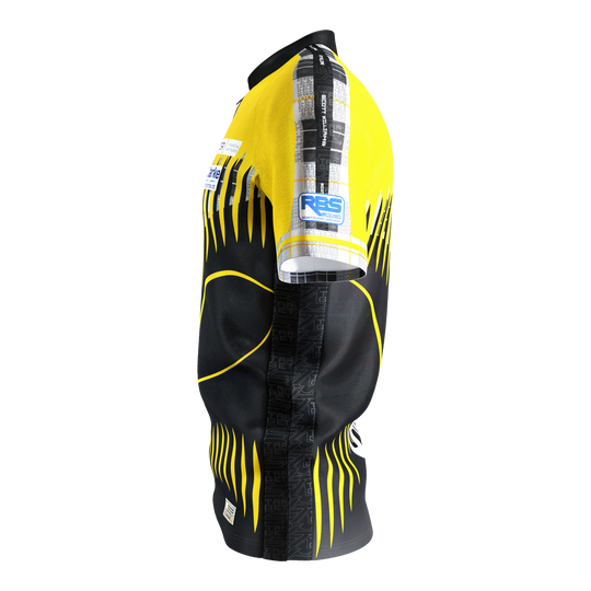 Das Bild zeigt ein Dartshirt mit dem Namen "Target Coolplay Scott Williams 2025 Dartshirt". Das Shirt ist überwiegend schwarz und gelb gestaltet und hat auffällige Muster sowie Sponsorenlogos.