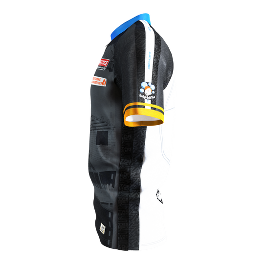 Das Bild zeigt das "Target Coolplay Chris Dobey 2025 Dartshirt" aus seitlicher Ansicht. Das Shirt hat ein modernes Design mit schwarzen und weißen Bereichen sowie bunten Akzenten und Sponsorenlogos.