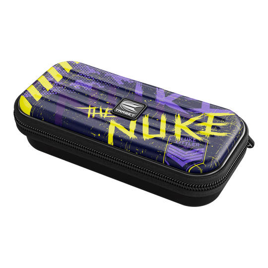 Target Takoma Luke Littler dart case Das Bild zeigt das Dartcase "Target Takoma Luke Littler" in dunklem Design mit gelben und violetten Akzenten. Auf dem Etui steht auffällig das Wort "NUKE" sowie der Name "Luke Littler".
