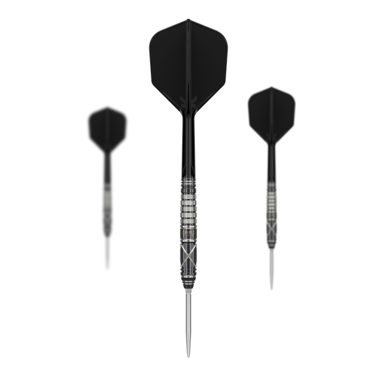 Das Bild zeigt drei schwarze Steeldarts des Produkts „Target Japan Black Marque Chaos 2 SP“. Die Darts haben silberne Spitzen und ein gerilltes Griffstück.
