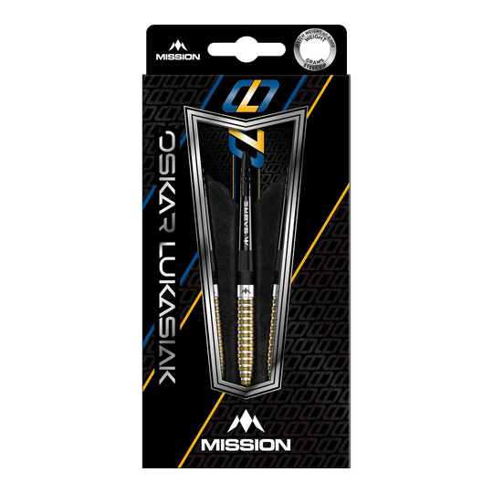 Die Abbildung zeigt die Steeldarts "Mission Oskar Lukasiak Black Gold PVD" mit einem Gewicht von 22g in ihrer Verpackung. Das Design ist schwarz-gold mit weißen und blauen Akzenten und dem Namen des Spielers auf der Vorderseite.