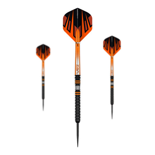 Das Bild zeigt drei Steeldarts des Produkts „Red Dragon Amberjack Pro 1“. Die Darts sind überwiegend schwarz und orange gestaltet und haben eine moderne, sportliche Optik.