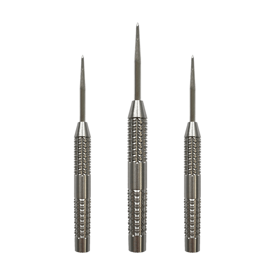 McDart SilverGrip Steeldart Barrels Das Bild zeigt drei silberne Steeldart-Barrels der Marke McDart SilverGrip. Sie sind aus Metall gefertigt und haben eine strukturierte Griffoberfläche.