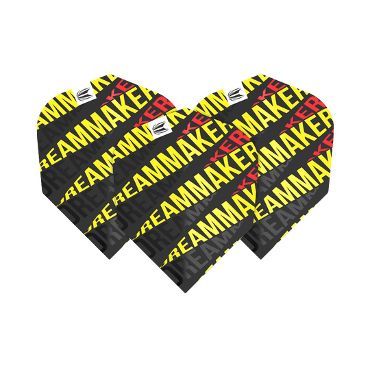 Das Bild zeigt drei Dart-Flights mit dem Schriftzug "DREAMMAKER" in gelber und roter Schrift. Die Flights sind schwarz mit markantem Aufdruck und tragen das Logo von Target.