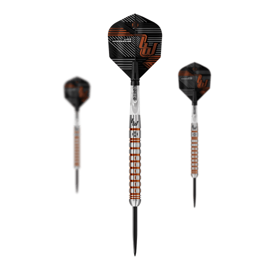 Harrow's Luke Woodhouse Series 2 steel darts Das Bild zeigt drei Steeldarts aus der Serie "Harrows Luke Woodhouse Series 2". Die Darts haben ein auffälliges Design mit silbernen und orangenen Ringen sowie schwarzen Flights.