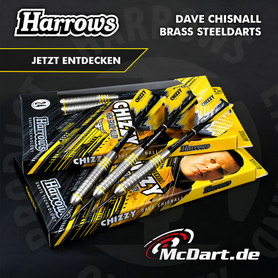 HA24506_Harrows_Dave_Chisnall_Chizzy_Brass_Steeldarts_admedia Das Bild zeigt die Harrows Dave Chisnall Chizzy Brass Steeldarts in einer auffälligen gelb-schwarzen Verpackung. Drei Darts liegen auf der Verpackung, die mit dem Bild von Dave Chisnall sowie dem Harrows-Logo versehen ist.