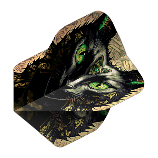 Pentathlon Flights Cat Das Bild zeigt das Produkt 'Pentathlon Katze No2 Standard Flights'. Auf dem Flight ist ein kunstvoll gezeichneter Katzenkopf mit leuchtend grünen Augen abgebildet.