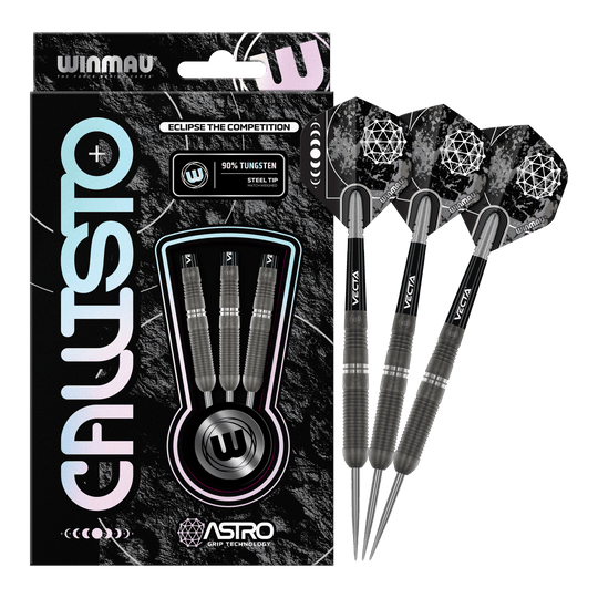 Winmau Callisto 03 Steeldarts Das Bild zeigt die "Winmau Callisto 03 Steeldarts" in ihrer Verpackung. Rechts daneben sind drei ausgepackte Steeldarts mit schwarzem Design zu sehen.
