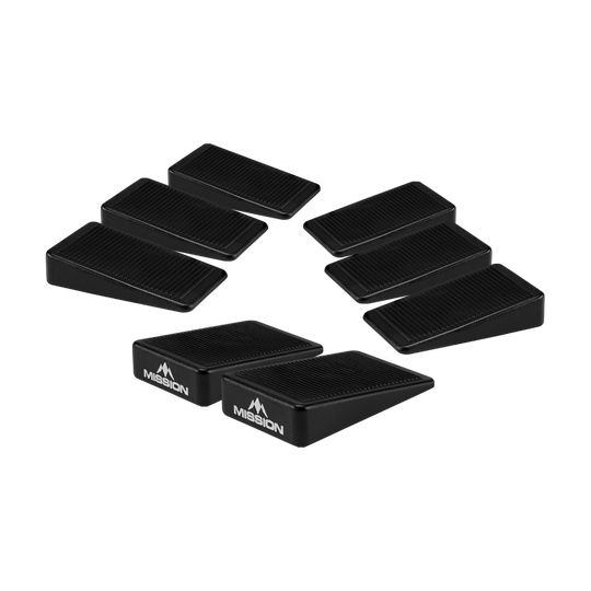 Das Bild zeigt acht schwarze Keile, die als Abstandshalter für Dartboards dienen. Auf zwei der Keile ist das Logo und der Schriftzug "Mission" zu sehen.