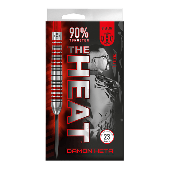 Harrow's Damon Heta Series 3 steel darts Die Verpackung zeigt die "Harrows Damon Heta Series 3 Steeldarts" mit einem markanten Design in Rot und Schwarz. Auf der Vorderseite sind Informationen wie 90% Tungsten und ein Bild von Damon Heta abgebildet.