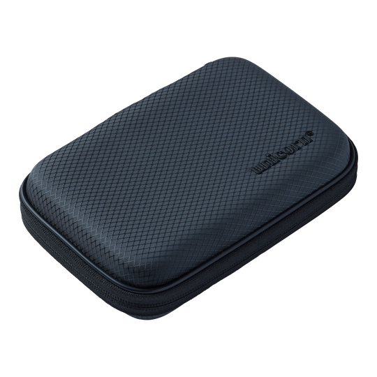 Unicorn Vanguard Medium Dartcase - Grey Abgebildet ist das Unicorn Vanguard Medium Dartcase in Grau. Es bietet ausreichend Platz für mittelgroßes Dartzubehör.