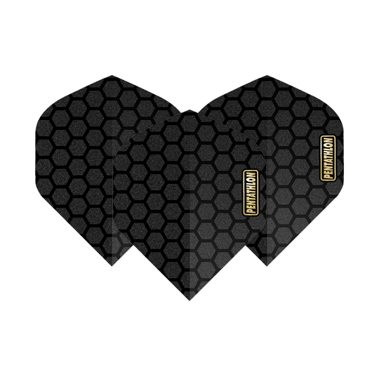 Pentathlon Flights RT Honeycomb Das Bild zeigt drei schwarze Dart-Flights mit Wabenmuster. Auf jedem Flight steht das Wort "Pentathlon" in einem gelben Rechteck.