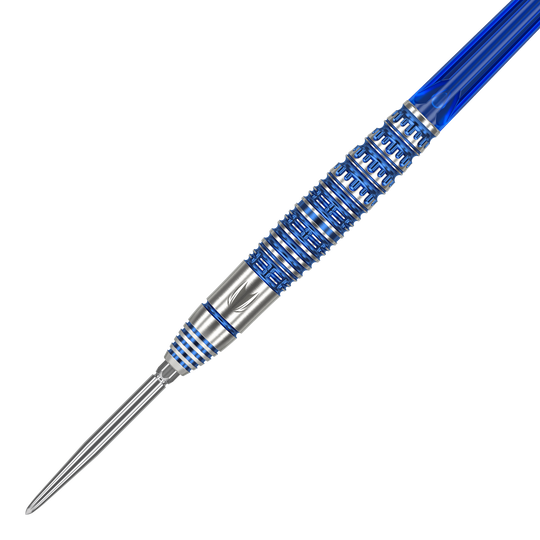 Target Japan Toru Suzuki Sereno GEN1 Swiss Point Steeldarts - 21g Das Bild zeigt einen Target Japan Toru Suzuki Sereno GEN1 Swiss Point Steeldart mit 21g Gewicht. Der Dartpfeil ist silberfarben mit blauen Akzenten und hat ein auffälliges Rillenmuster am Barrel.