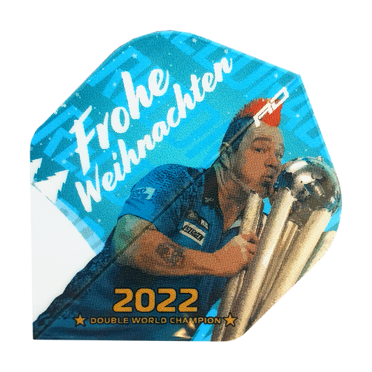Auf dem Bild ist ein Dart-Flight mit dem Aufdruck "Frohe Weihnachten" zu sehen. Es zeigt einen Dartspieler, der einen Pokal küsst, und darunter steht "2022 Double World Champion".