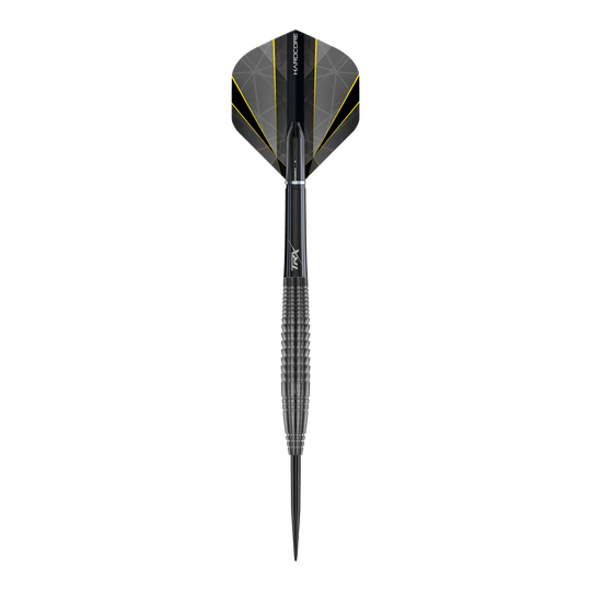 Dieses Bild zeigt den "Red Dragon Seren 4 Onyx Steeldart". Der Dartpfeil ist schwarz mit gelben Akzenten und hat ein modernes, geriffeltes Design.