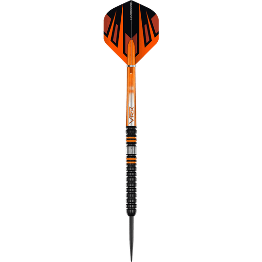 Das Bild zeigt einen Steeldart namens "Red Dragon Amberjack Pro 1". Der Dart ist schwarz und orange und hat ein auffälliges Design mit feinen Rillen am Griff.