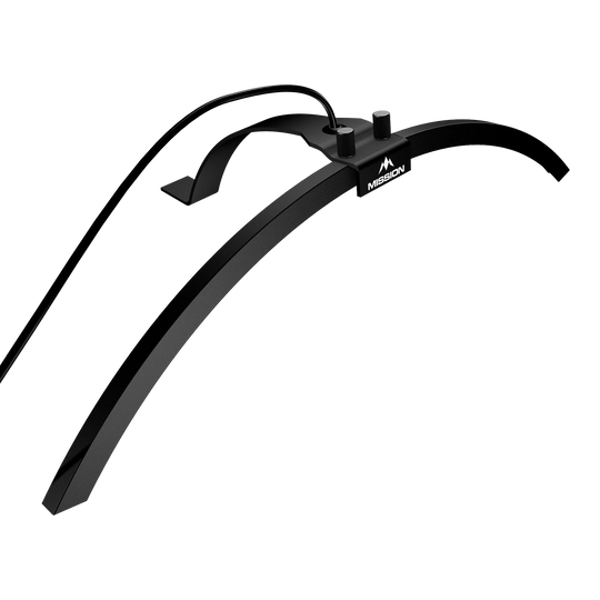 Mission Torus 100 Foldable LED Dartboard Lighting Das Bild zeigt die faltbare LED Dartboard-Beleuchtung Mission Torus 100. Die Beleuchtung ist schwarz und hat einen gebogenen Rahmen mit einem Kabelanschluss.