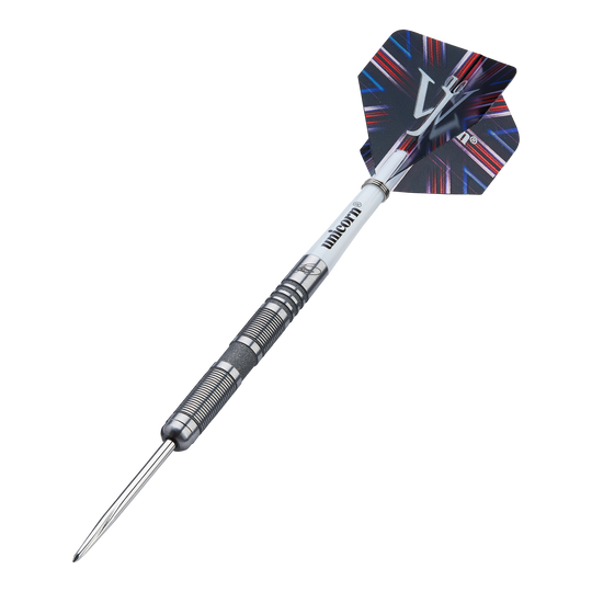 Auf dem Bild ist ein Steeldart der Marke Unicorn aus der James Wade The Machine Range Phase 4 zu sehen. Der Dart hat ein silbernes, geriffeltes Barrel und einen schwarz-blauen Flight mit auffälligem Muster.