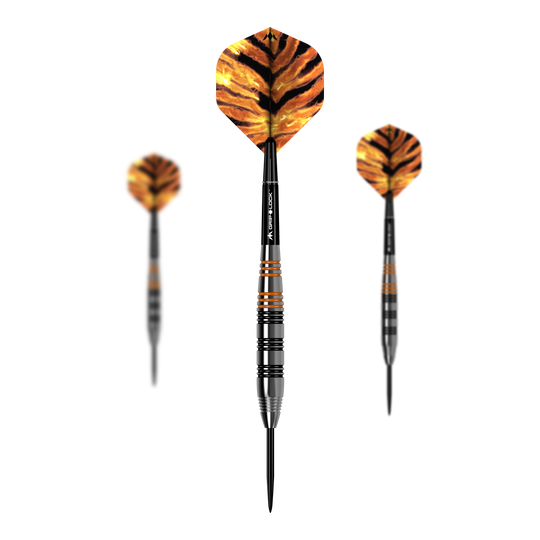 Mission Javan Brass Steel Darts - 22g Das Bild zeigt drei Steeldarts des Modells "Mission Javan Brass Steeldarts - 22g". Die Flights haben ein auffälliges, orange-schwarzes Muster, das an Tigerstreifen erinnert.