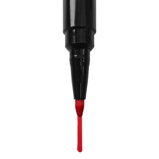 Auf dem Bild ist ein schwarzer Marker mit roter Spitze zu sehen. Die rote Farbe ist deutlich am unteren Ende des Markers sichtbar.