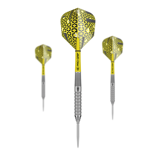 Das Bild zeigt drei Target Bolide 02 Swiss Point Steeldarts mit silbernem Schaft und gelb-schwarzem Flight. Die Darts haben den Aufdruck "PRO GRIP" auf dem Schaft.