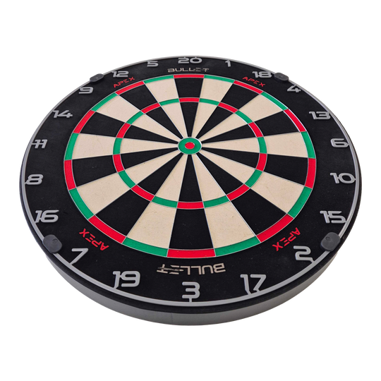 Bullet Apex steel dartboard Bullet Apex Steeldartboard hängt an der Wand. Es ist eine Zielscheibe für Steeldarts.