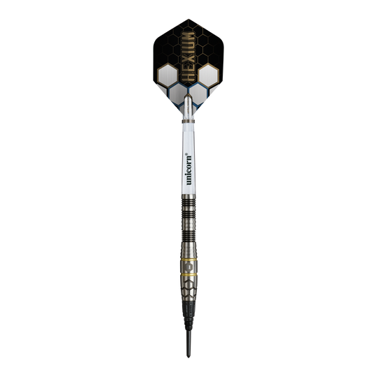 Das Bild zeigt die Unicorn Hexium Style 01 Black & Gold Softdarts mit einem Gewicht von 22 Gramm. Die Darts zeichnen sich durch ihr schwarzes und goldenes Aussehen aus.
