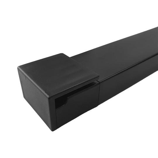 McDart Oche für Dartteppiche Das Bild zeigt das Produkt "McDart Oche für Dartteppiche". Es ist eine schwarze Abwurfschiene aus Kunststoff, die beim Dartspielen verwendet wird.