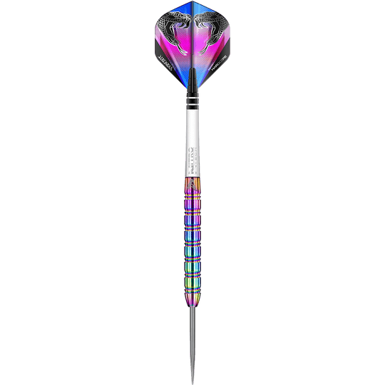 RD1478-RedDragon-Peter-Wright-Snakebite-1-Rainbow-Steeldarts-1CJcNwcgyDrfJ1 Auf dem Bild ist ein bunter Steeldart namens „Red Dragon Peter Wright Snakebite 1 Rainbow“ zu sehen. Der Dart hat Regenbogenfarben am Schaft und ein Flight-Design mit Schlangenmotiven.