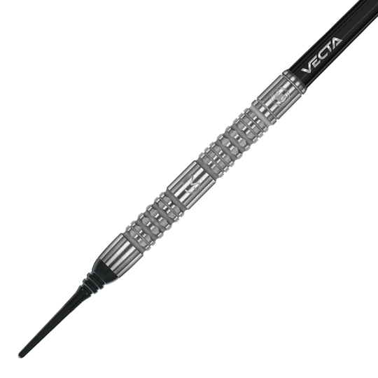 2431_Winmau_Michael_Van_Gerwen_MvG_Absolute_Softdarts_22AtMaPipzGeG4 Das Bild zeigt einen Winmau Michael Van Gerwen MvG Absolute Softdart. Der Dart hat ein silbernes Barrel mit eingraviertem Muster und einem schwarzen Schaft.