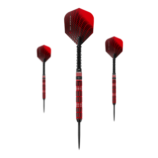 Harrow's Red Horizon steel darts Das Bild zeigt drei rote Steeldarts mit schwarzem und rotem Muster. Der mittlere Dart ist größer und im Vordergrund, während die anderen beiden im Hintergrund stehen.