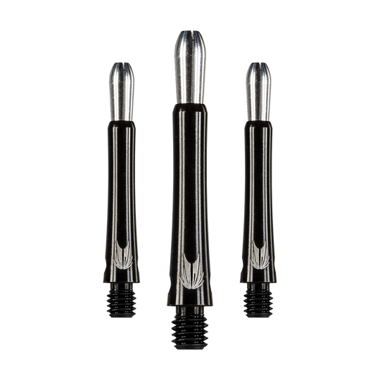 Das Bild zeigt drei schwarze Aluminium-Dartschäfte mit silbernen Spitzen. Die Schäfte haben ein schlichtes, glänzendes Design mit eingraviertem Muster am unteren Ende.