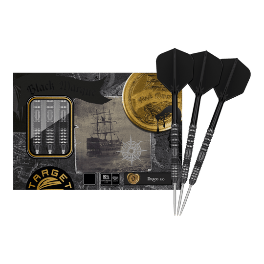 Target Japan Black Marque Draco GEN2 steel darts Das Bild zeigt die Target Japan Black Marque Draco GEN2 Steeldarts mit einer stilvollen Verpackung im Piraten-Design. Drei schwarze Steeldarts sind neben der Verpackung abgebildet.