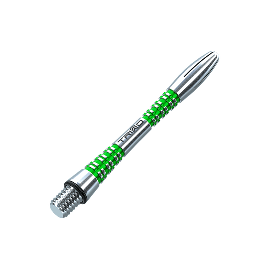7013-403_Winmau_Triad_Aluminium_Shafts_Gr-n_41mm_2 Auf dem Bild ist ein Winmau Triad Aluminium Shaft in Grün zu sehen. Das Produkt besteht aus silbernem Aluminium mit grünen Akzenten und dem Schriftzug "TRIAD".