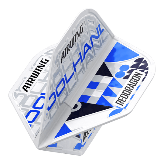 Red Dragon Airwing Luke Humphries White Standard Flights Das Bild zeigt die Red Dragon Airwing Luke Humphries White Standard Flights. Die Flights sind überwiegend weiß und blau mit den Aufschriften "AIRWING", "COOL HAND" und "RED DRAGON".