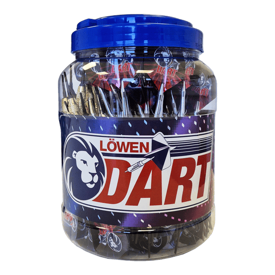 99 Löwen Soft-Tip Darts - 18g Das Bild zeigt ein großes Plastikgefäß mit einem blauen Deckel, das mit vielen Soft-Tip-Darts gefüllt ist. Auf dem Behälter steht die Aufschrift "Löwen Dart" und das Produkt heißt "99 Löwen Soft-Tip Darts - 18g".