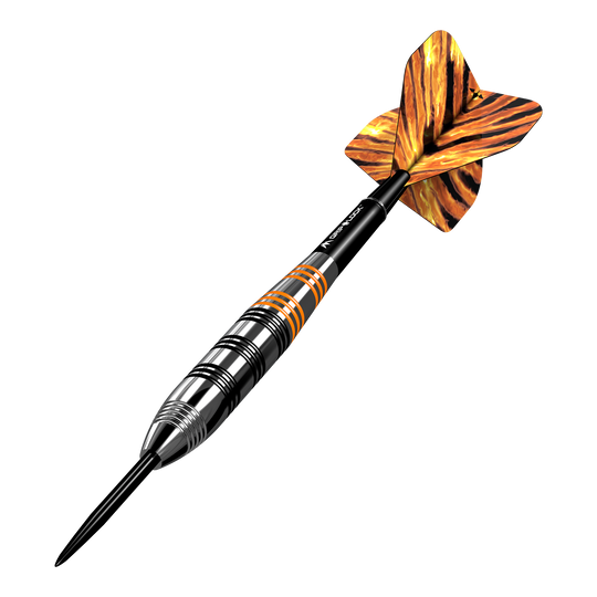 Mission Javan Brass Steel Darts - 22g Das Bild zeigt einen Mission Javan Brass Steeldart mit einem Gewicht von 22 Gramm. Der Dart hat ein schwarz-silbernes Design mit orangefarbenen Akzenten und auffällig gemusterten Flights.