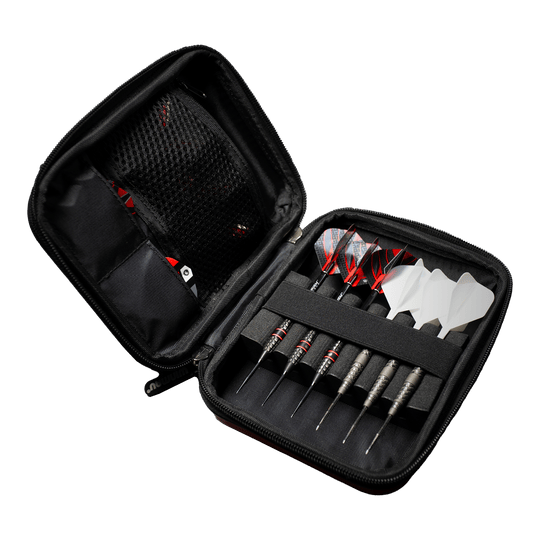 Winmau Armor G2 Dart Wallet Das Bild zeigt ein geöffnetes Dart-Etui mit mehreren Darts und Ersatzflights. Die Darts und Zubehörteile sind ordentlich in dem schwarzen Etui einsortiert.