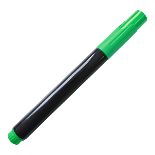 Auf dem Bild ist ein schwarzer Whiteboard-Marker mit grüner Kappe zu sehen. Der Marker hat zudem ein grünes Ende.